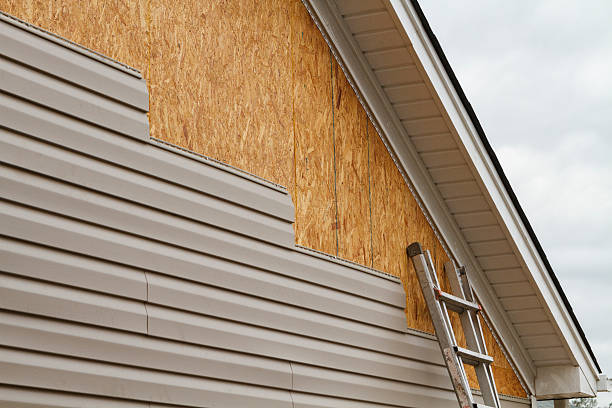 Professional Emergency Siding Repair technician working in Winnetka, IL
